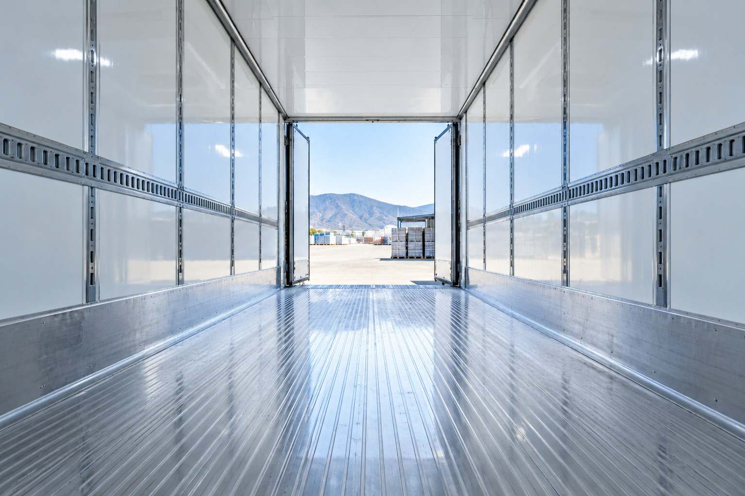 Intérieur propre d’une remorque frigorifique vide, portes ouvertes